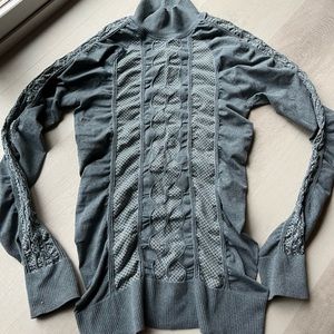 Athleta scrunched long sleeve top